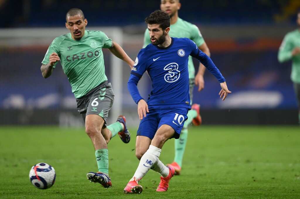 Chelsea cruise, West Ham win as top four race hots up