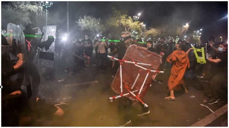 Thai protesters clash with police at Grand Palace Thai protesters clash with police at Grand Palace