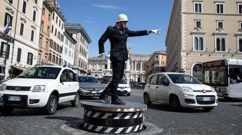 Return of traffic cops to landmark piazza brings unlikely joy in Rome Return of traffic cops to landmark piazza brings unlikely joy in Rome