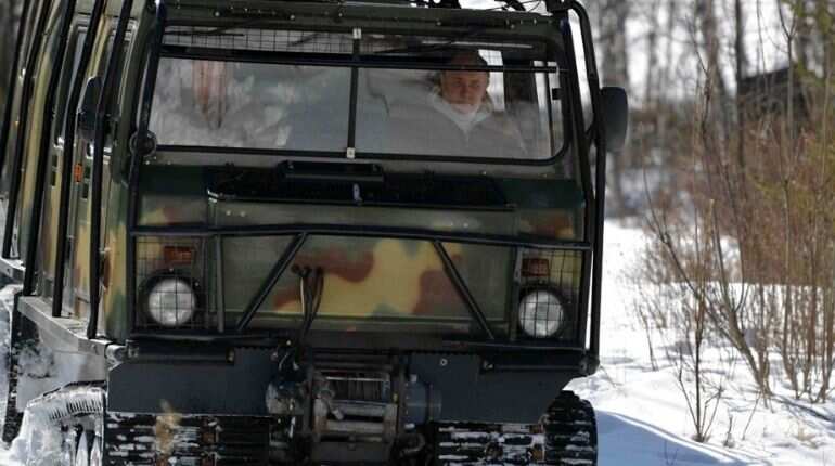 Putin pilots bumpy all-terrain rig on Siberian holiday 