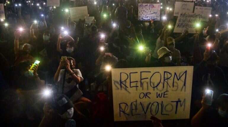Thousands of Thai protesters demand monarchy reform, jailed leaders' release  