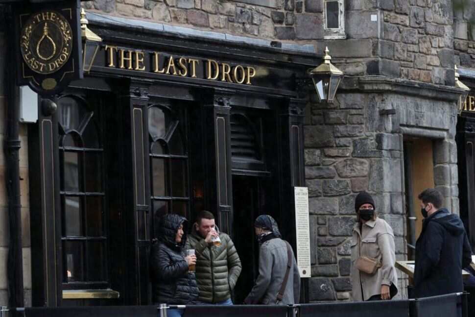 UK: PM Johnson suggests pubs might require customers to produce vaccine certificate