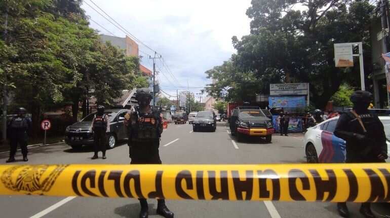 Suspected suicide bombers injure many at Indonesian church as Easter week begins Suspected suicide bombers injure many at Indonesian church as Easter week begins