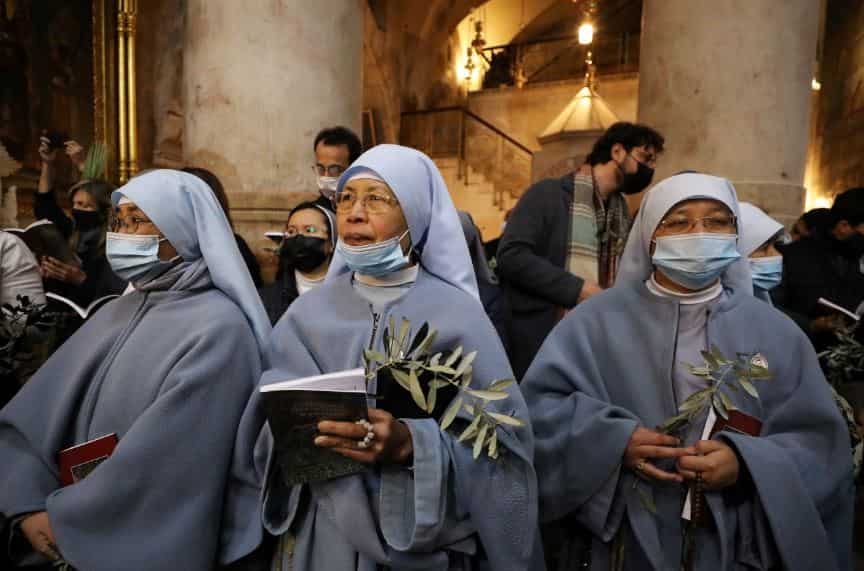 Faithful gather in prayer