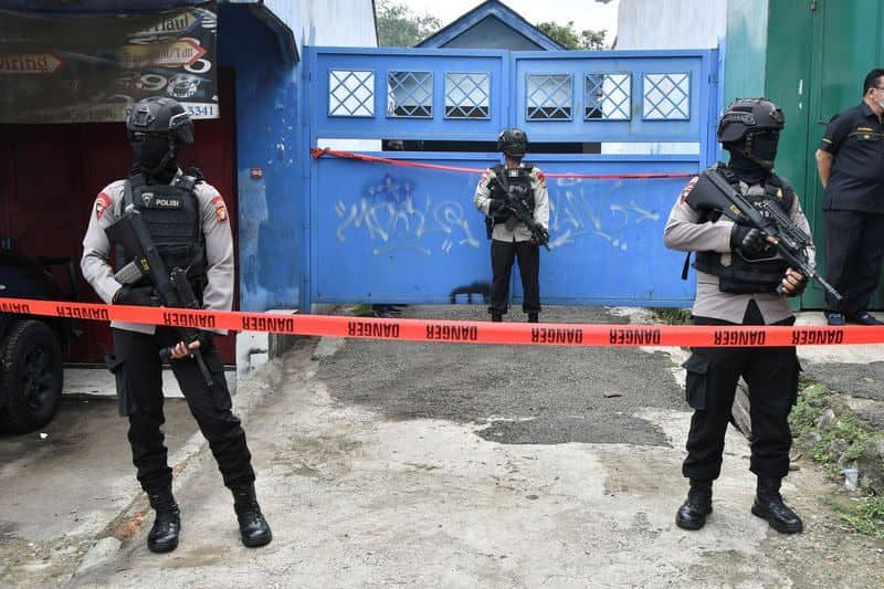 Indonesia raids find explosives, militant suspects after church attack