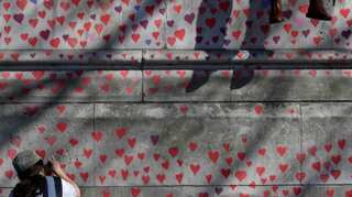 In pics: Londoners begin drawing 150,000 hearts to honour coronavirus victims