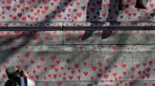 In pics: Londoners begin drawing 150,000 hearts to honour coronavirus victims