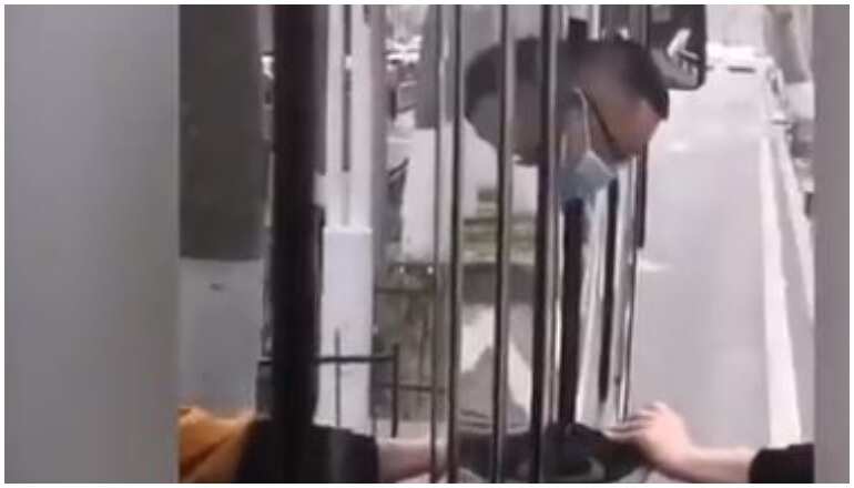 Video: Travellers ensure man misbehaving with a student on bus doesn't escape