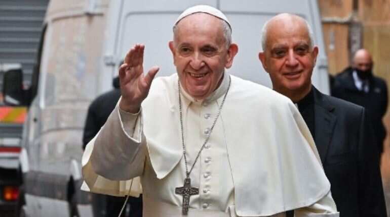 Pope celebrates mass of 'mercy' with prisoners, refugees