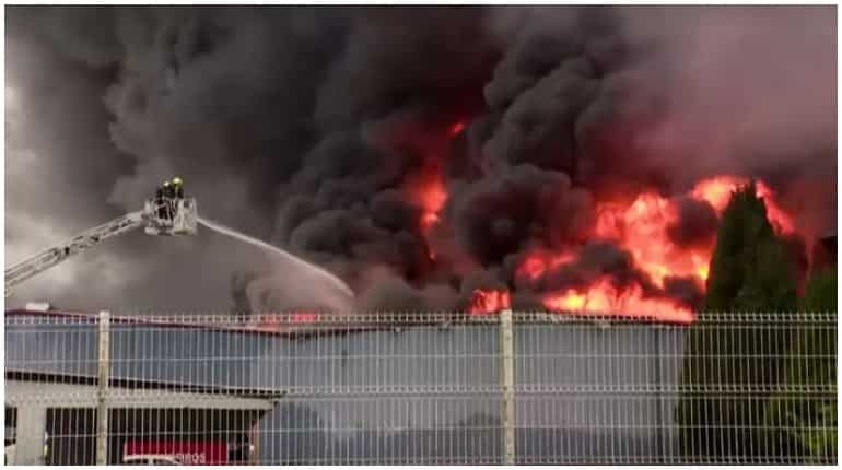 Fire threatens industrial area in northwestern Spain