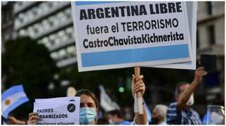 Argentina: People take to streets in Buenos Aires to protest lockdown