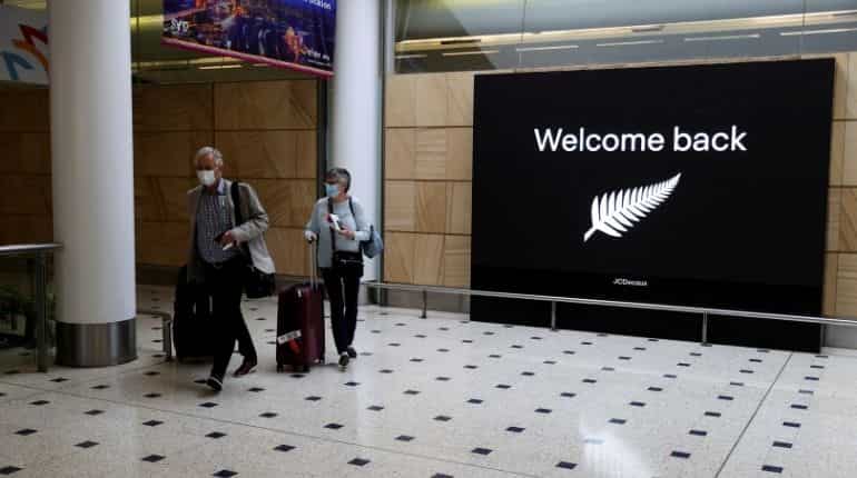 COVID-19: Tears of joy as Australia opens travel bubble with New Zealand COVID-19: Tears of joy as Australia opens travel bubble with New Zealand