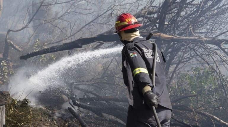 Firefighters contain windswept blaze on Table Mountain in South Africa Firefighters contain windswept blaze on Table Mountain in South Africa