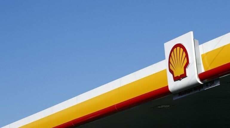 Shell swings back to profit on oil price recovery