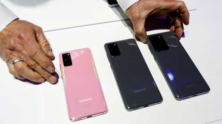 Samsung overtakes Apple in smartphone shipments as Xiaomi closes in Samsung overtakes Apple in smartphone shipments as Xiaomi closes in