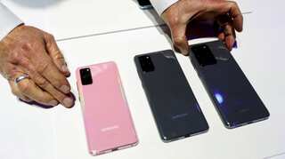 Samsung overtakes Apple in smartphone shipments as Xiaomi closes in