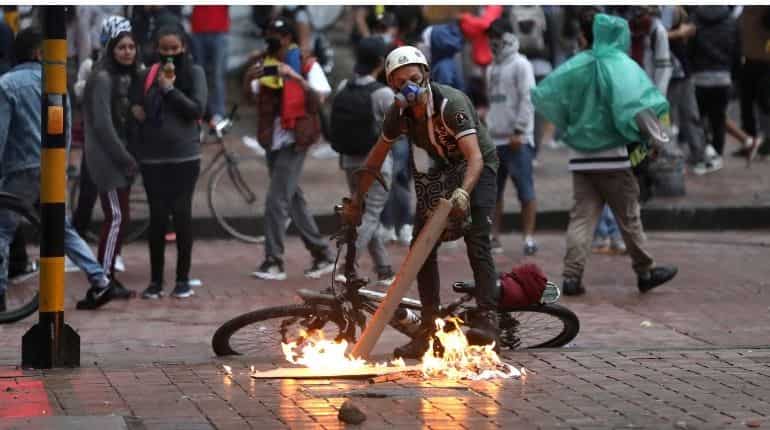 Indigenous Colombians topple conquistador statue in capital