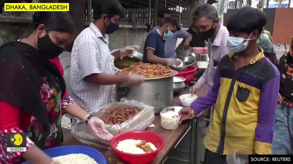Volunteers dish up Ramadan meals for the poor amid Bangladesh lockdown