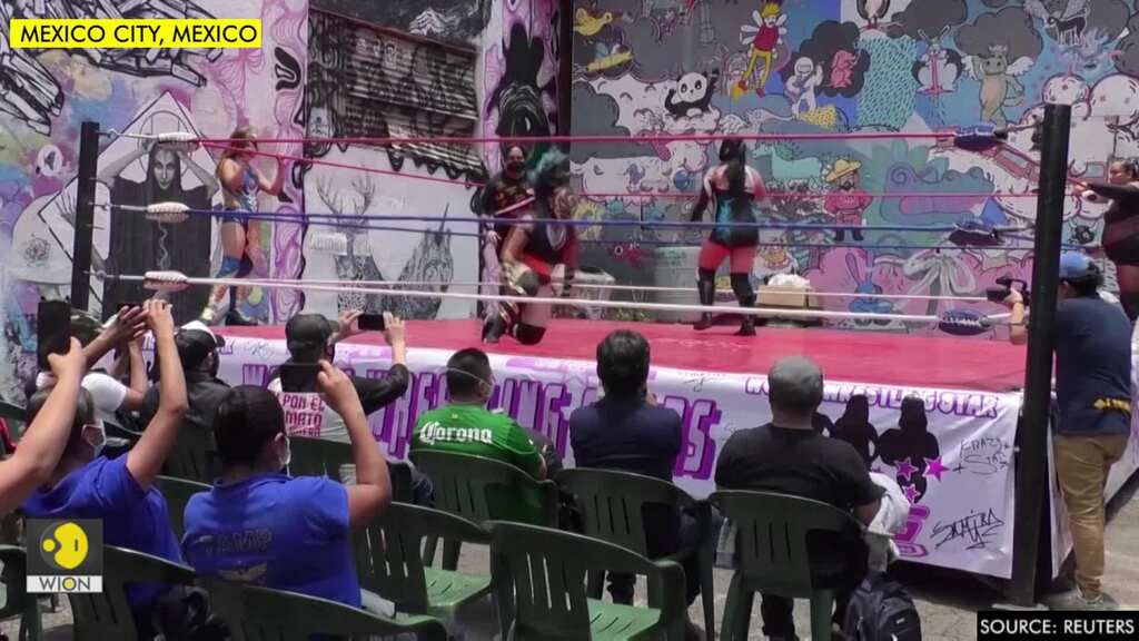 Wrestlers in Mexico hold fair as pandemic hurts industry