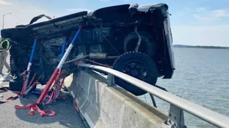 Heroic jump from man into water saves toddler after multivehicle crash Heroic jump from man into water saves toddler after multivehicle crash