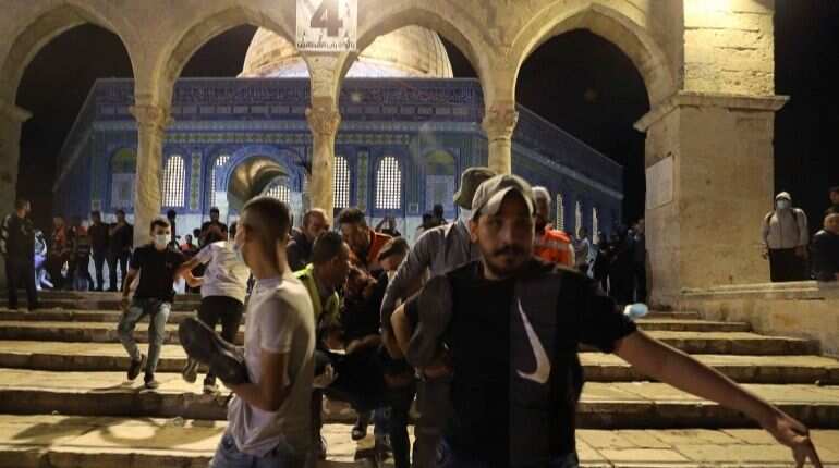 Jerusalem: Nightly violent encounter injures 178 Palestinians and 6 police officers Jerusalem: Nightly violent encounter injures 178 Palestinians and 6 police officers