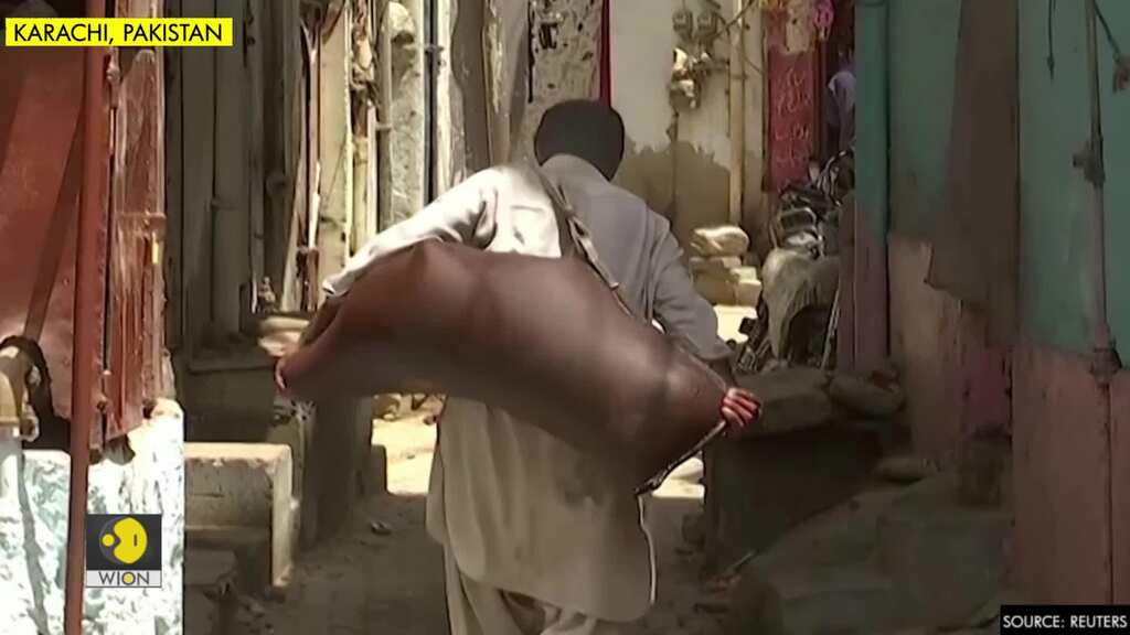 Pakistan's water bearers quench thirst in Ramadan, but fear for their trade
