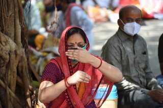 India's daily COVID-19 cases fall; positivity rate remains high