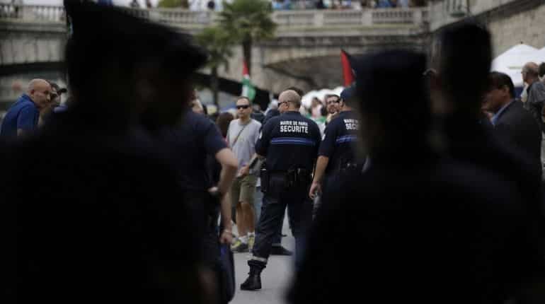 Tensions in Paris as pro-Palestinian protesters defy police Tensions in Paris as pro-Palestinian protesters defy police