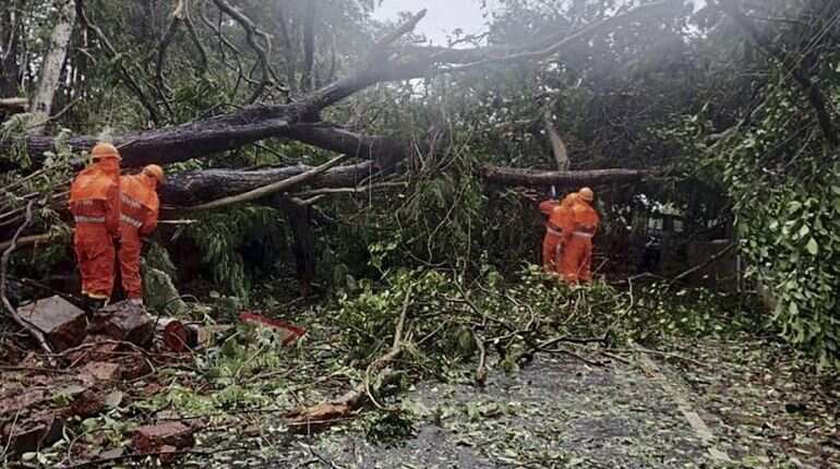 Four dead as powerful cyclone heads for India