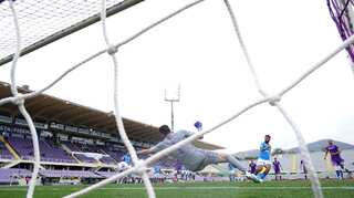 Napoli tighten grip on top-four spot with Fiorentina win