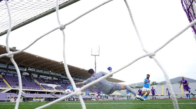 Napoli tighten grip on top-four spot with Fiorentina win