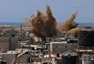 Israel strikes Gaza again, Hamas fires rockets amid diplomatic push