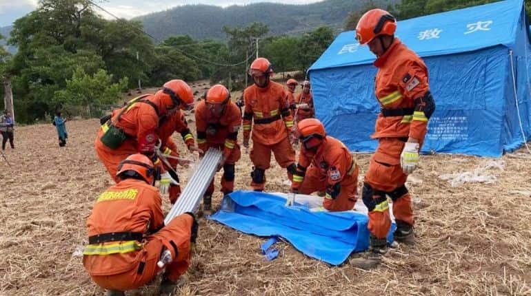 Strong quakes rattle two regions of China Strong quakes rattle two regions of China