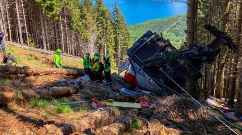 Italian transport minister vows to find cause of deadly cable-car accident