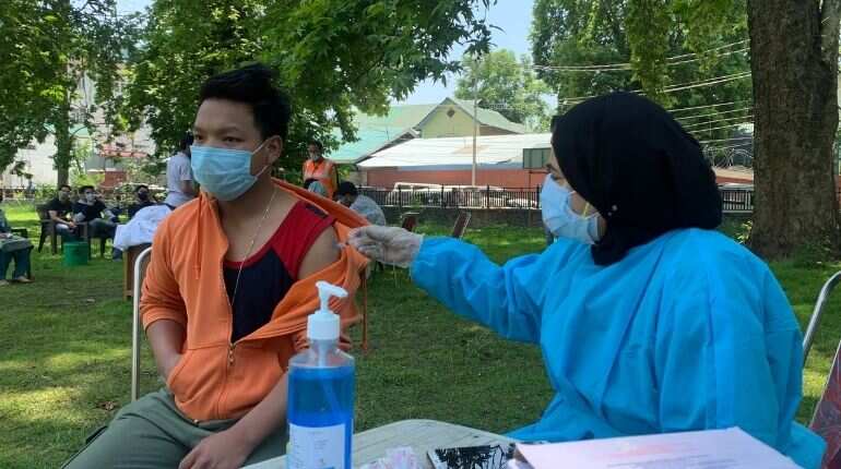 J&K: Shopian one of first districts to achieve 100% vaccination among people above 45 J&K: Shopian one of first districts to achieve 100% vaccination among people above 45