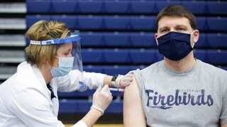 Many workers at US hospital chains with mandates are getting shots