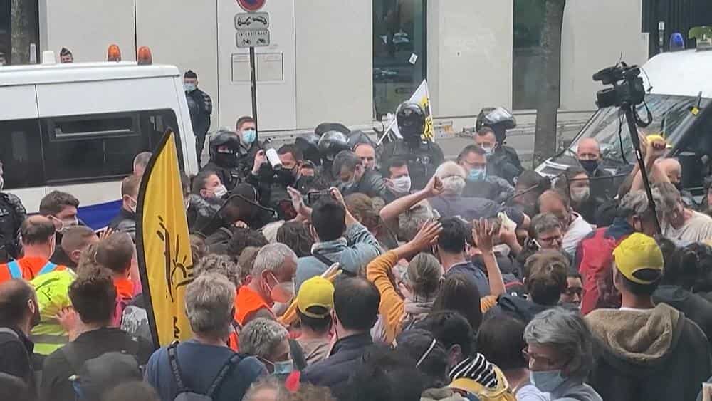 France farmers protest: Police use pepper spray to overcome farmers' agitation
