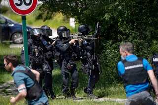 Man stabs policewoman in France; killed after shootout with police