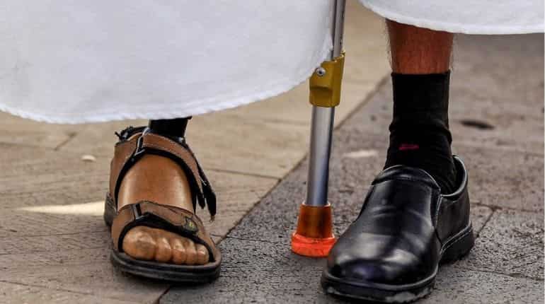 'Hundreds' of pictures show Australian soldiers drinking from slain Afghan's prosthetic leg, court told 'Hundreds' of pictures show Australian soldiers drinking from slain Afghan's prosthetic leg, court told