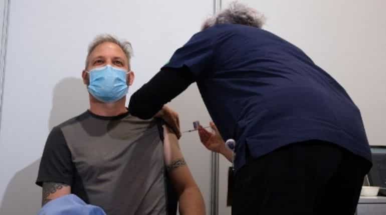 US federal court temporarily halts President Biden's vaccine mandate US federal court temporarily halts President Biden's vaccine mandate