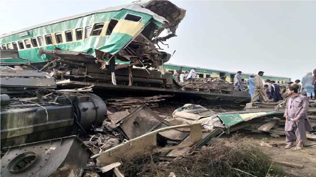At least 33 killed as two trains collide in Pakistan