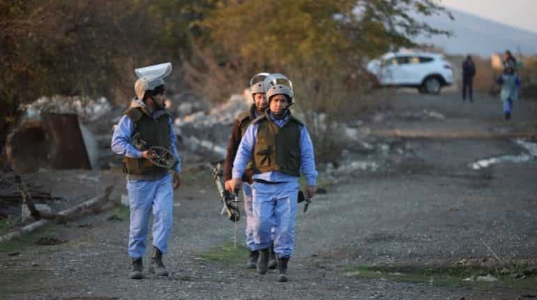 Azerbaijan hands Armenia fifteen captive troops Azerbaijan hands Armenia fifteen captive troops