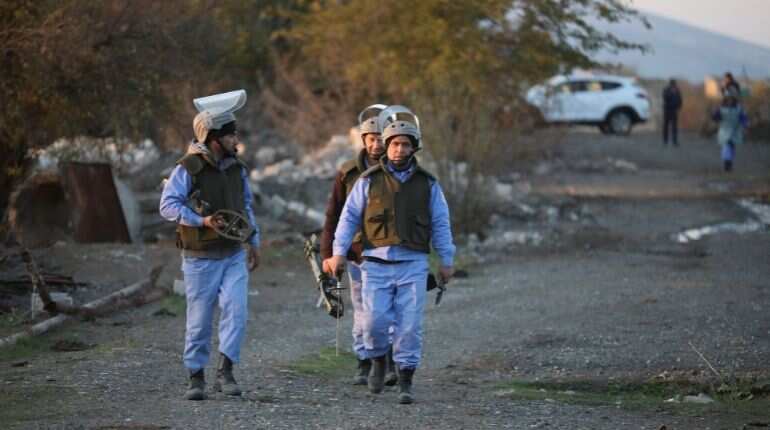 Azerbaijan hands Armenia fifteen captive troops