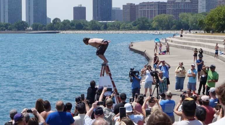 Chicago man jumps into Lake Michigan for 365th straight day Chicago man jumps into Lake Michigan for 365th straight day