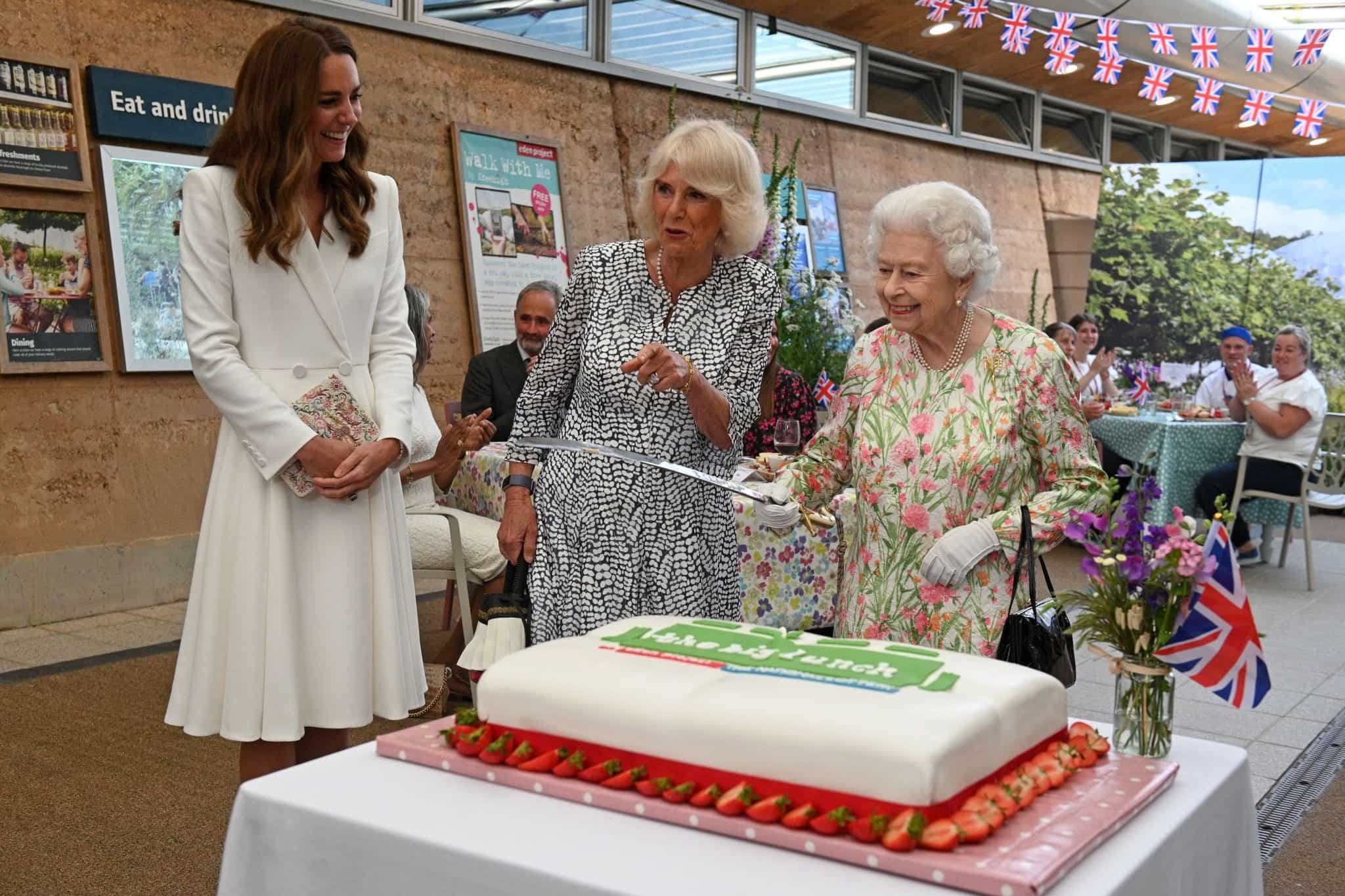 Queen Elizabeth insists on cutting a cake with sword