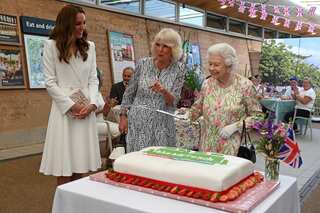 Queen Elizabeth insists on cutting a cake with sword