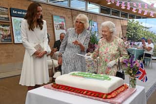 Queen Elizabeth insists on cutting a cake with sword