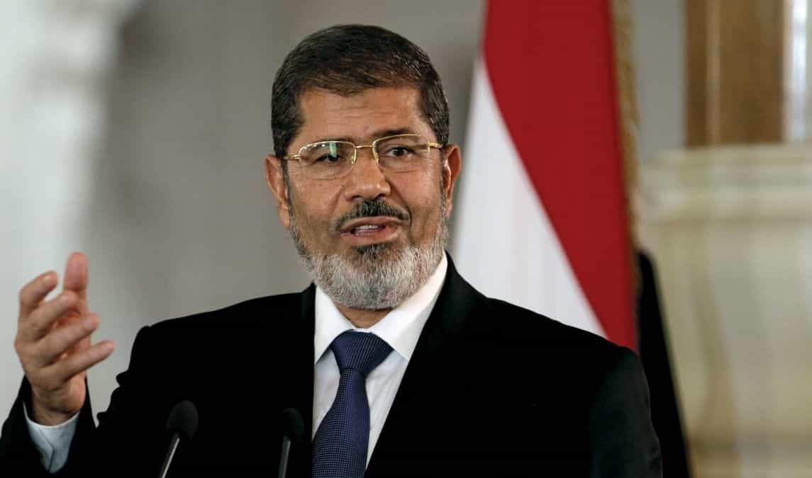 Morsi drops dead in dock