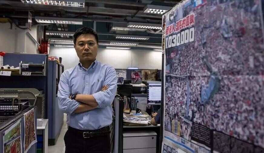 Crowds gather for hearing of two Apple Daily executives on national security charge