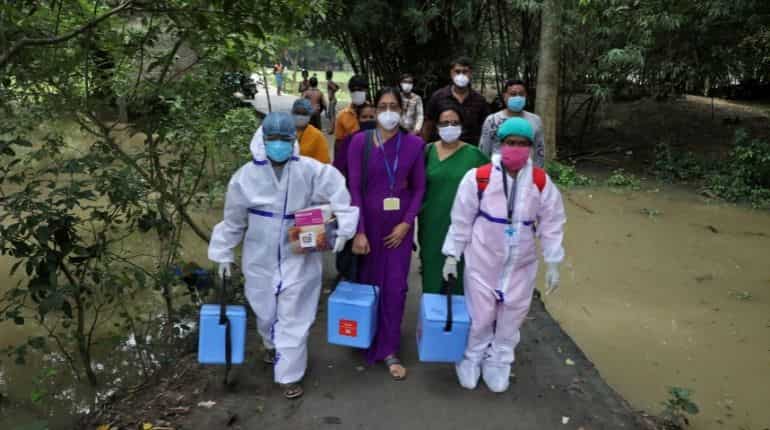 Coronavirus: India reports less than 1,000 deaths for first time in two months